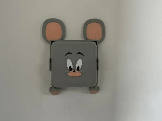 Tom ve Jerry Priz Elektrik Anahtarıigencer.com3D PLA Filamentigencer.comTom ve Jerry tasarımlı gri priz elektrik anahtarı, 3D PLA filament ile üretilmiş, çocuk odası için eğlenceli bir duvar aksesuarı.